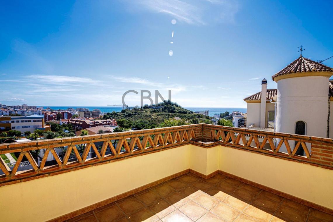 Villa en venta con vistas al mar en Benalmádena