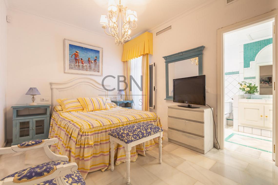 Villa en venta en Elviria, Marbella.