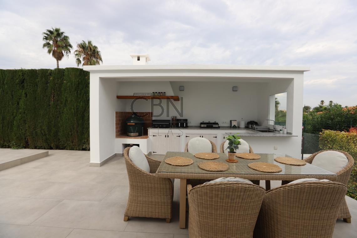 Villa con vistas al mar en venta en Denia