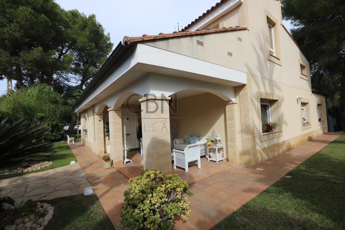 Estupenda Villa a la venta en La Eliana.