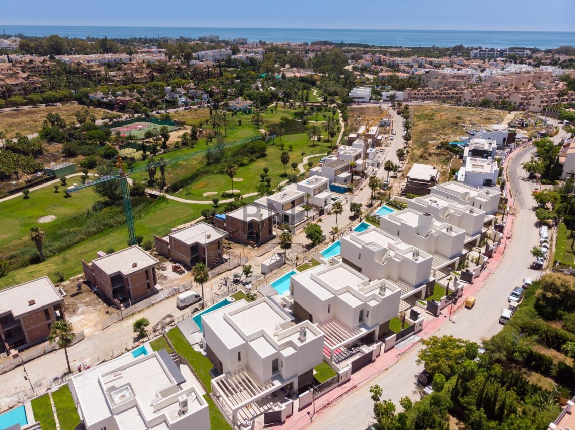 Villa moderna en venta en Marbella, Urbanización el Paraiso.
