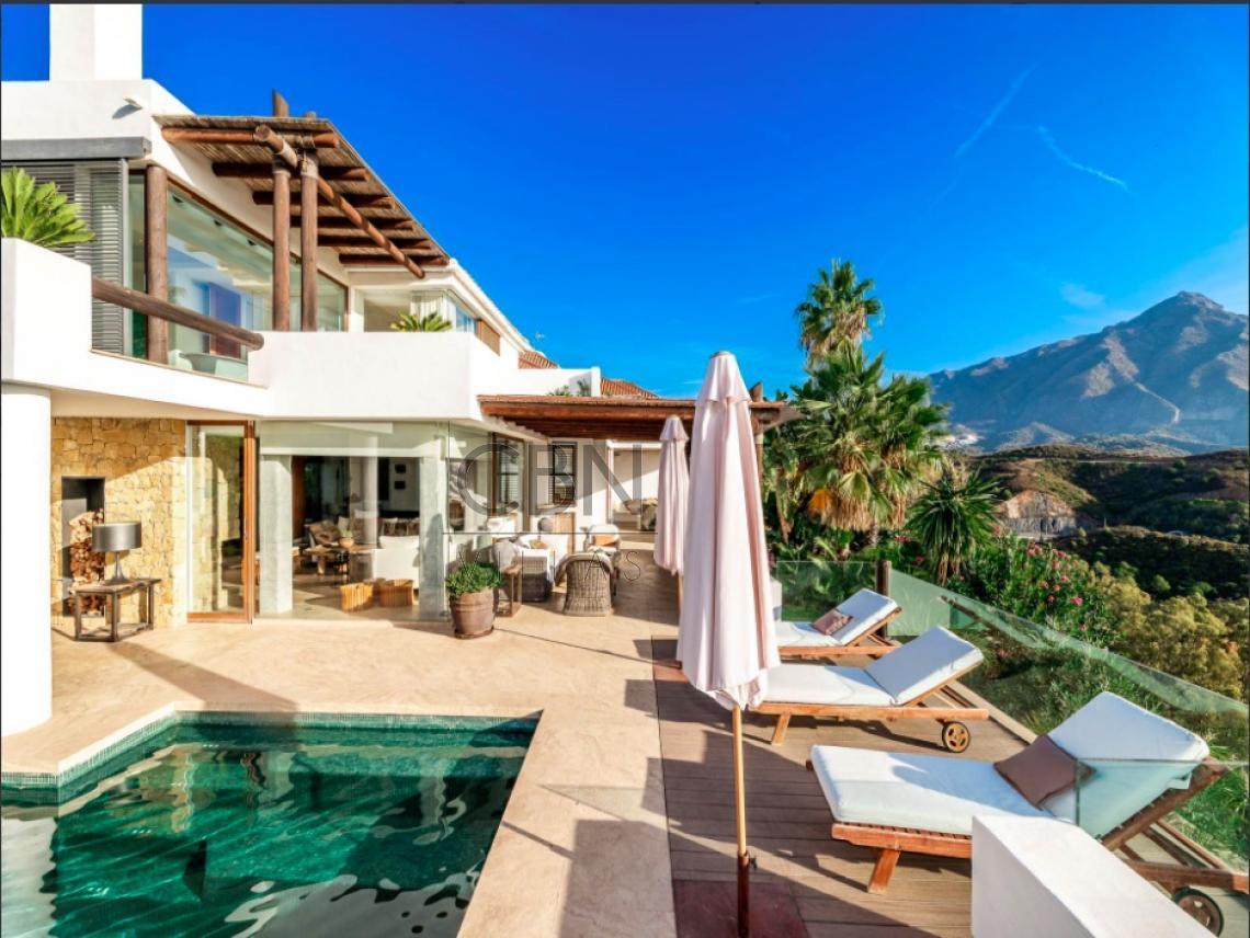 Villa en venta con vistas impresionantes en Nueva Andalucia, Marbella.