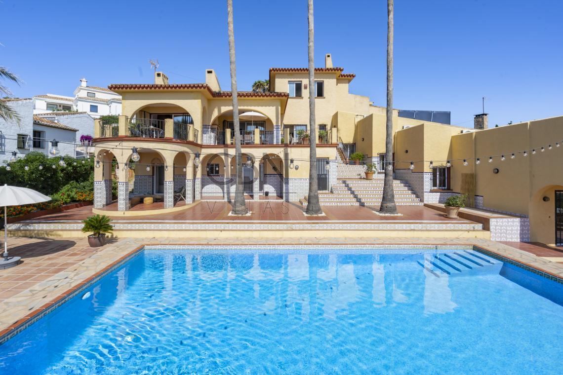 Villa con estupendas vistas al mar en Estepona