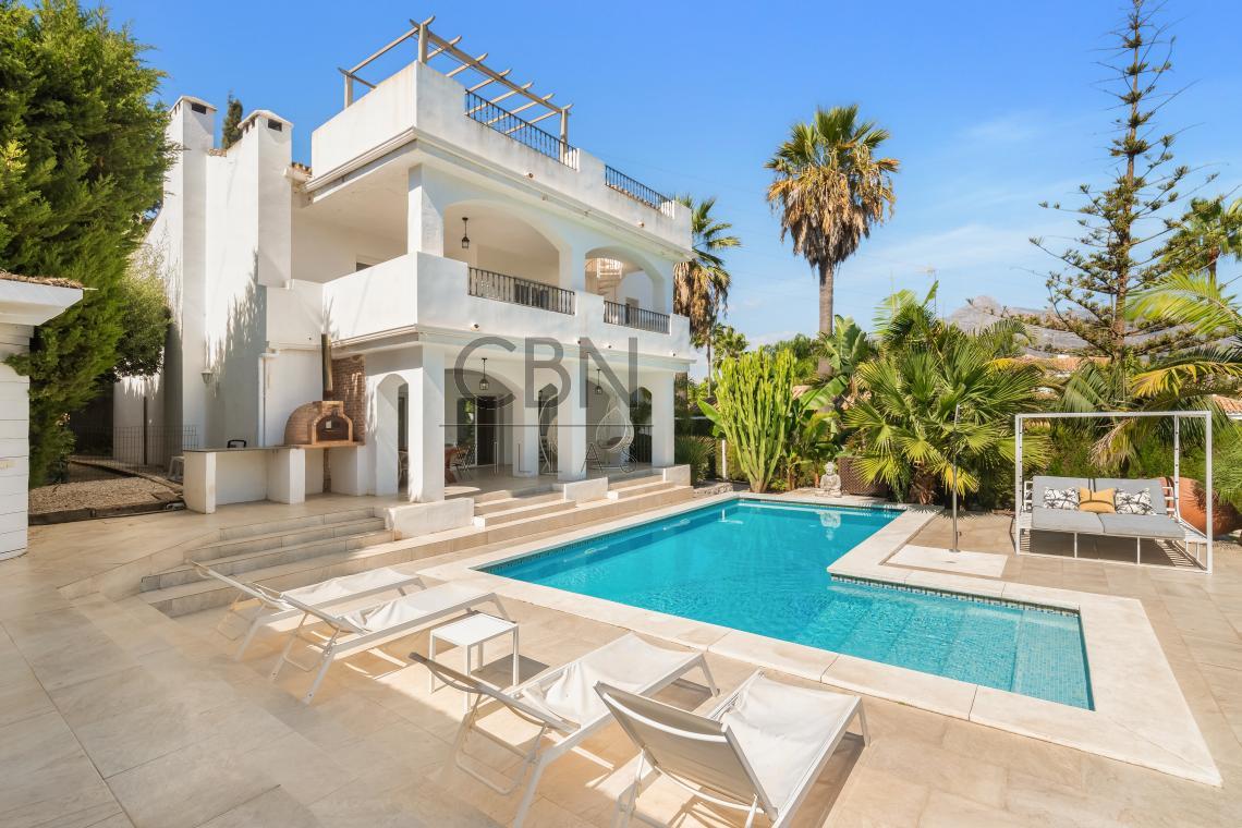 Oportunidad, Villa a la venta en Nueva Andalucia, Marbella. 