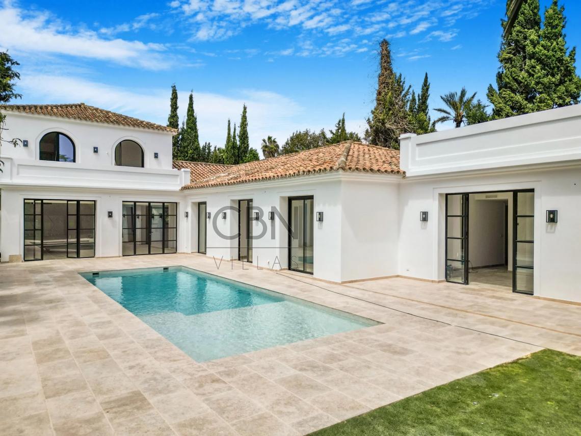 Villa en venta en Nueva Andalucía, Marbella.